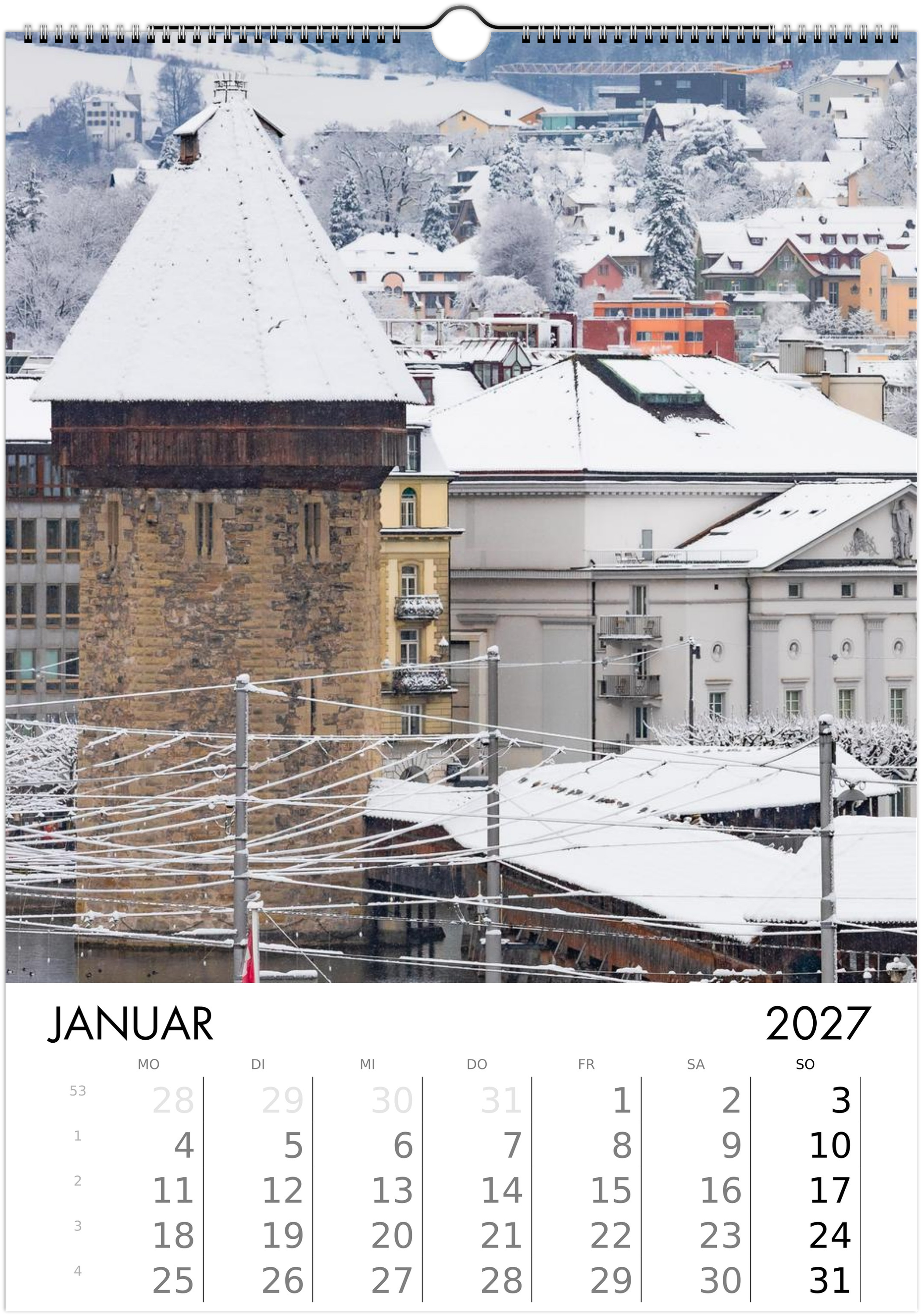 Luzern im Januar: Kapellbrücke und Wasserturm im Winter schneebehangen