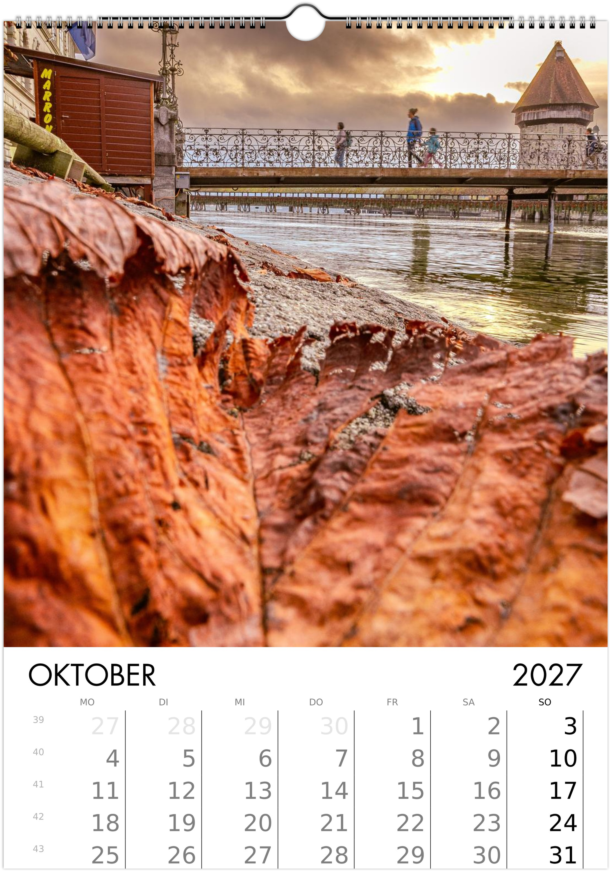 Luzern im Oktober: Laubblatt mit Kapellbrücke im Hintergrund