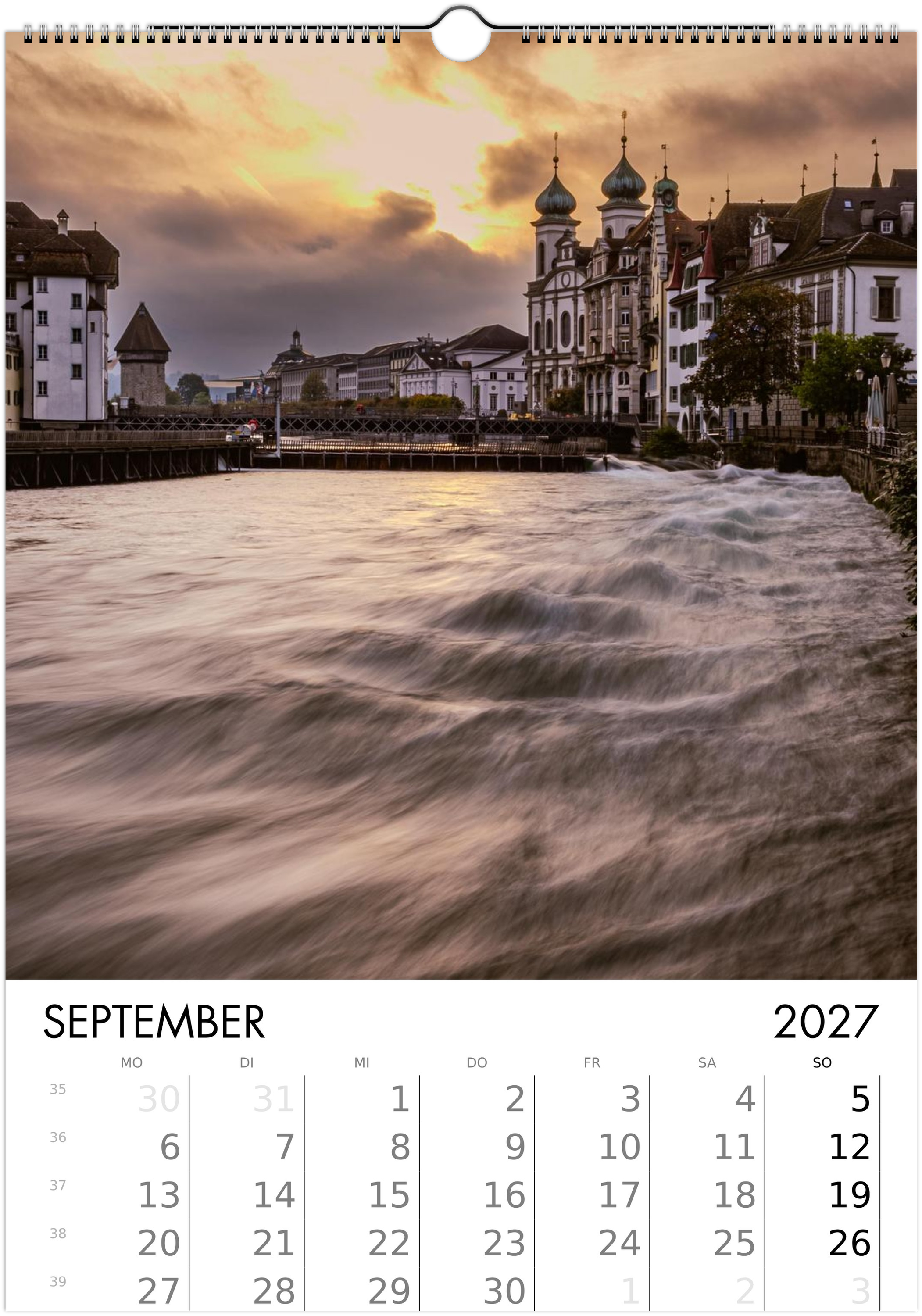 Luzern im September: Sonnenuntergang bei der Reuss in Richtung Jesuitenkirche und Kapellbrücke