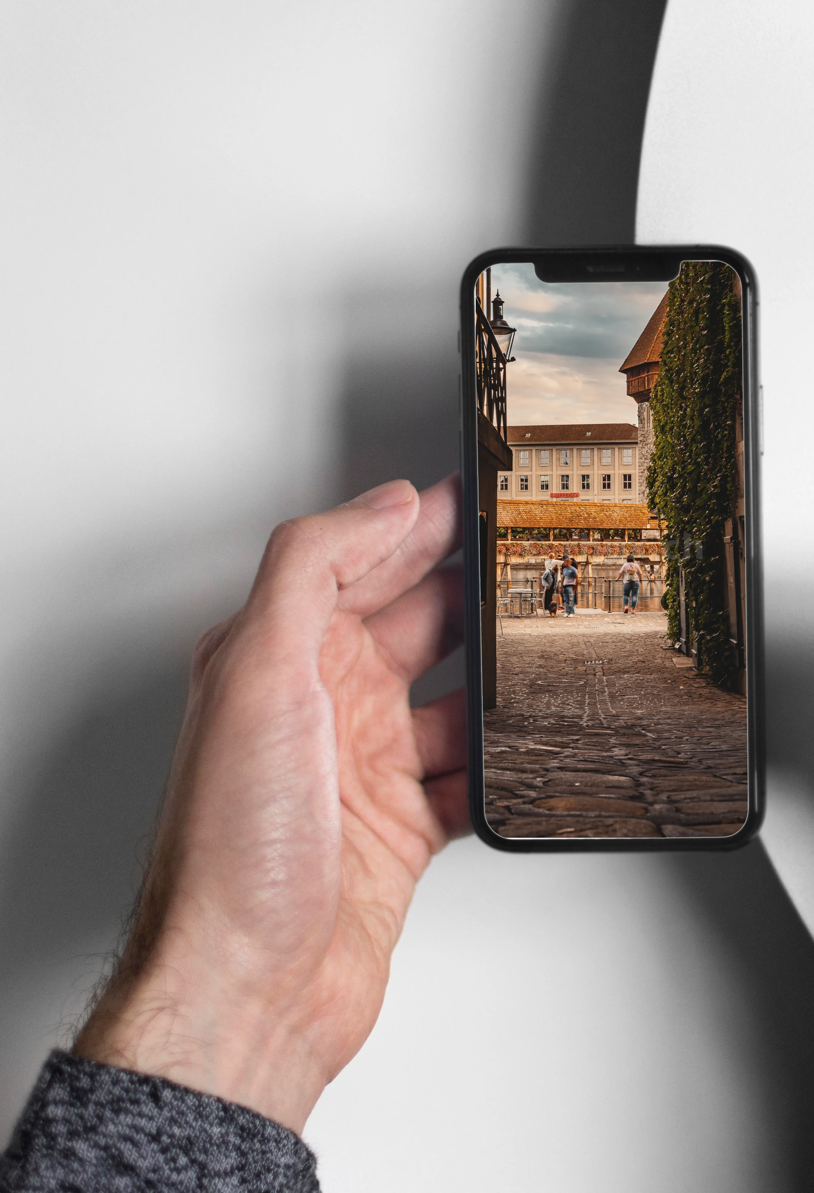 Gasse mit Blick auf die Kapellbrücke in Luzern