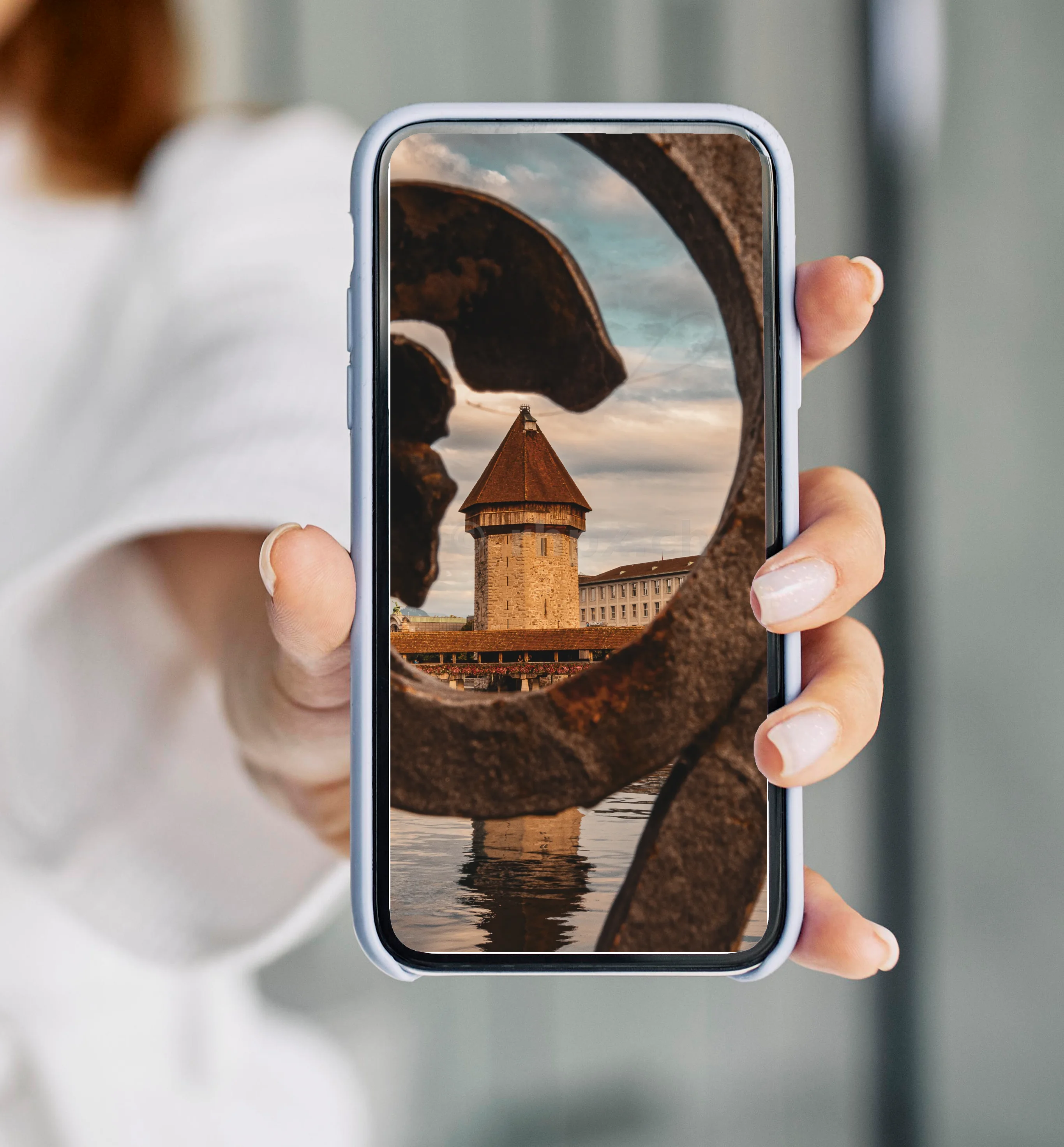 Wasserturm durch ein Geländer gerahmt